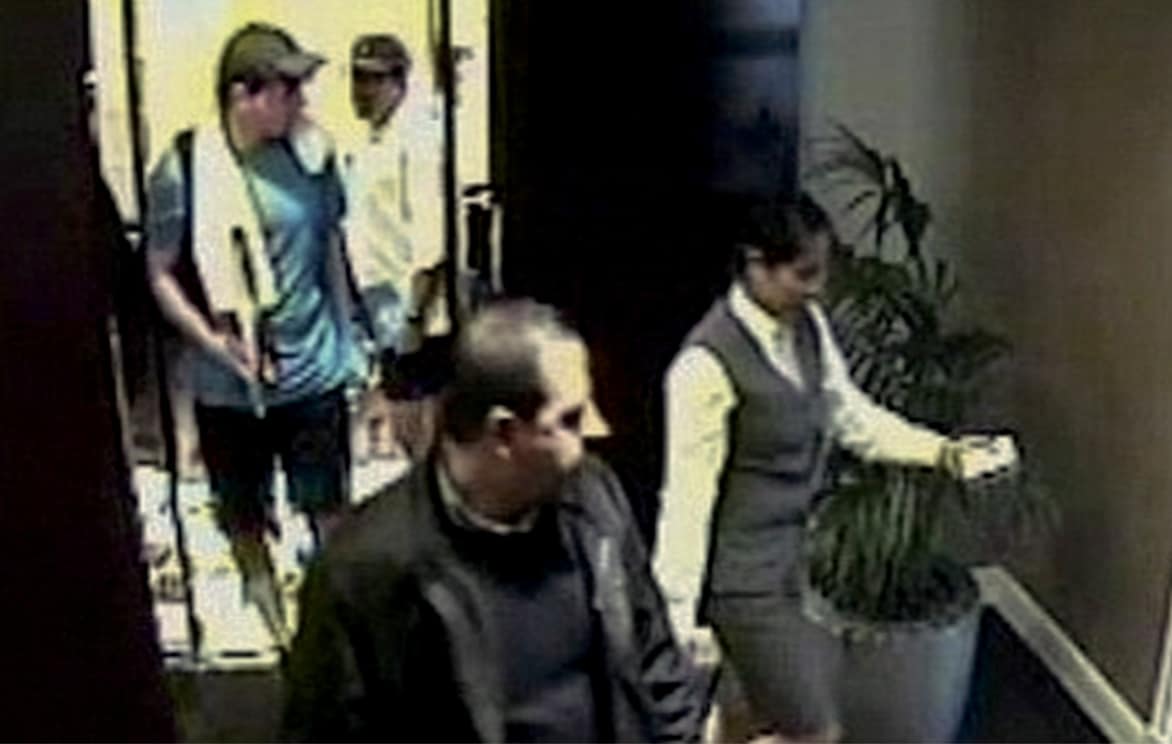 صورة محمود المبحوح وهو يخرج من مصعد الفندق في دبي حيث سيتم اغتياله